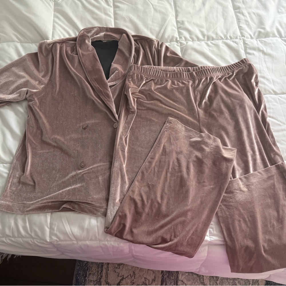 Like New Haver & Blair Plush Velvet Sleep/Lounge Set in a Dusty Rose .